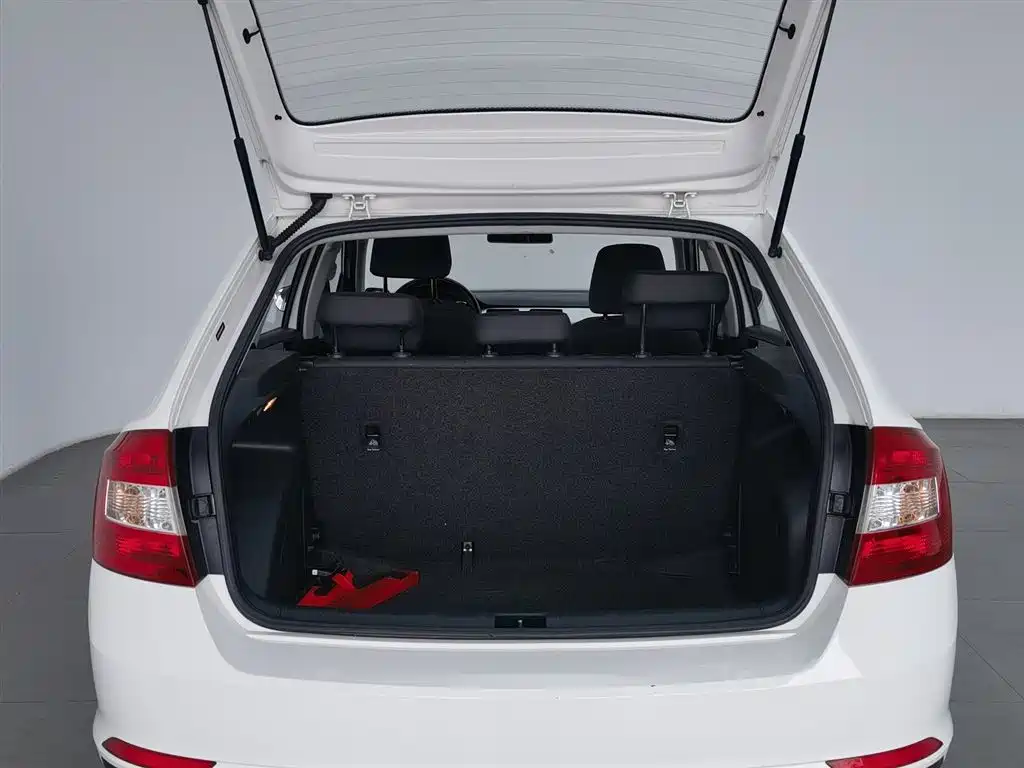Skoda Rapid Spaceback 2017 — фото 16