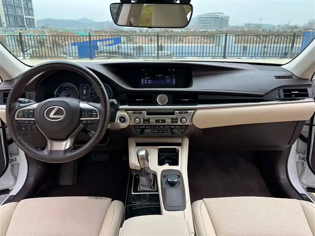 Lexus ES 2018 — фото 15