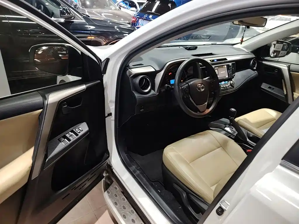 Toyota RAV4 2015 — фото 16