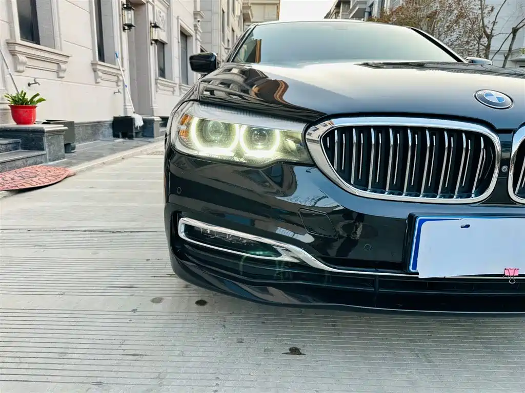 BMW 5 Series 2019 — фото 14