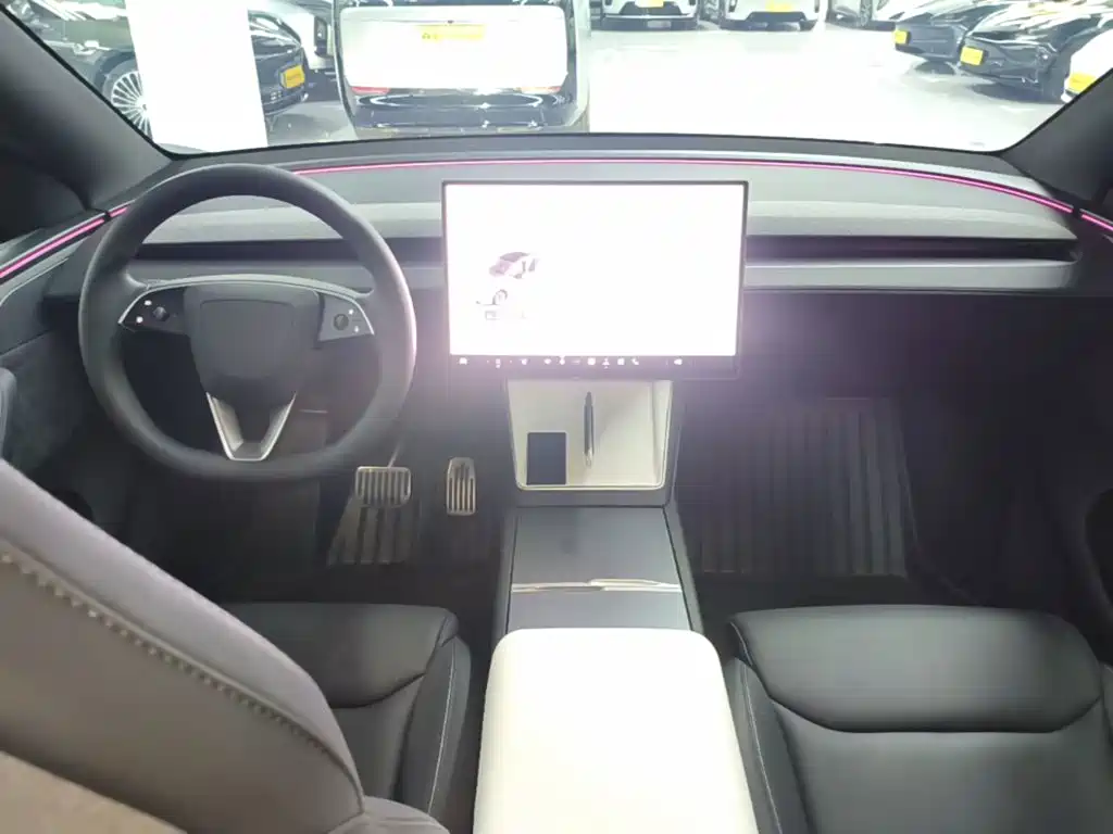 Tesla Model Y L 2025 — фото 10