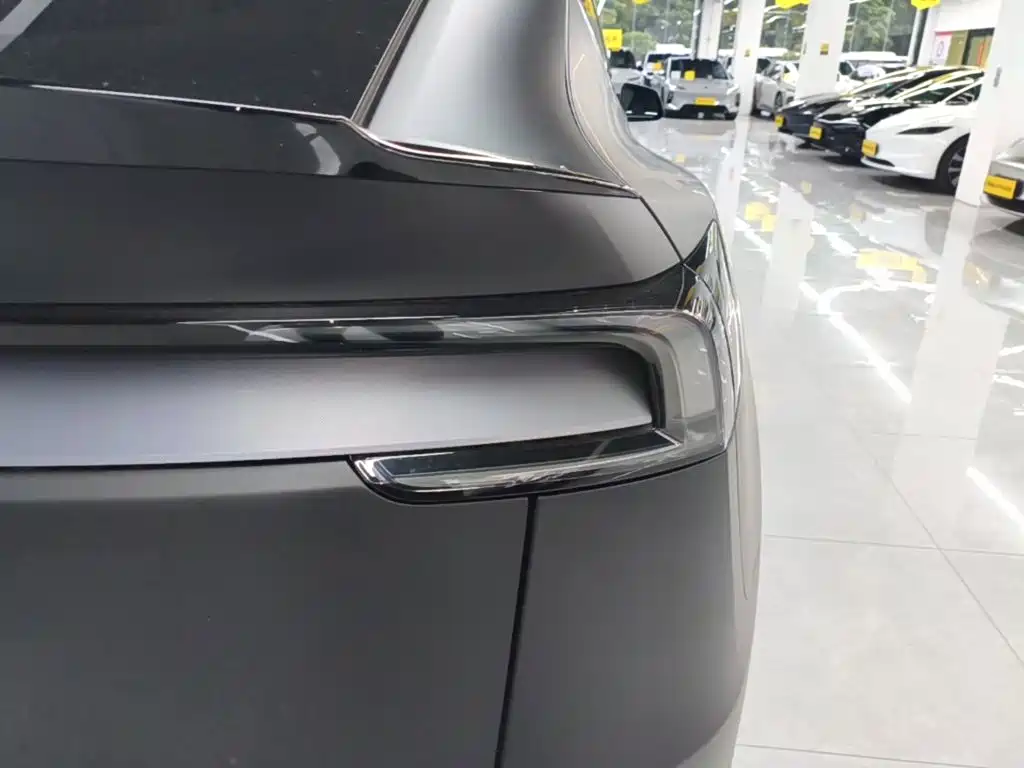 Tesla Model Y L 2025 — фото 8