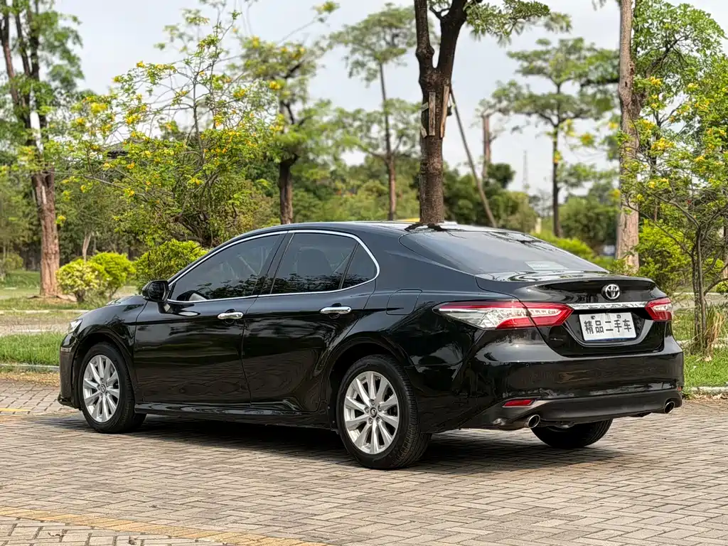 Toyota Camry 2018 — фото 8