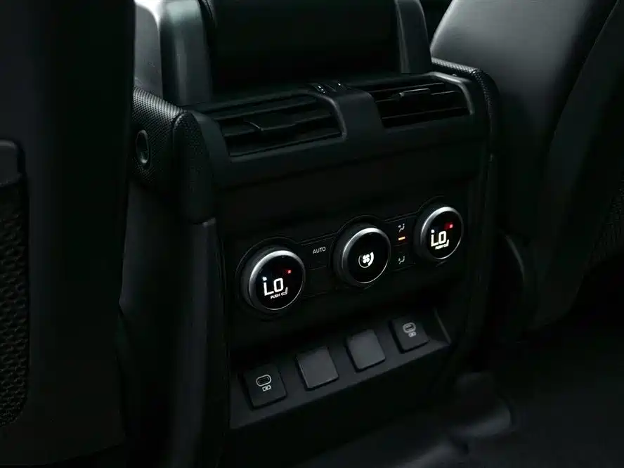 Land Rover Defender 2023 — фото 23