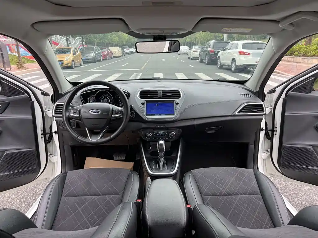 Ford Escort 2019 — фото 10