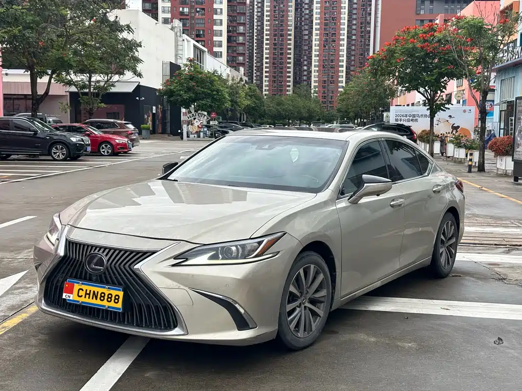 Lexus ES 2018 — фото 1