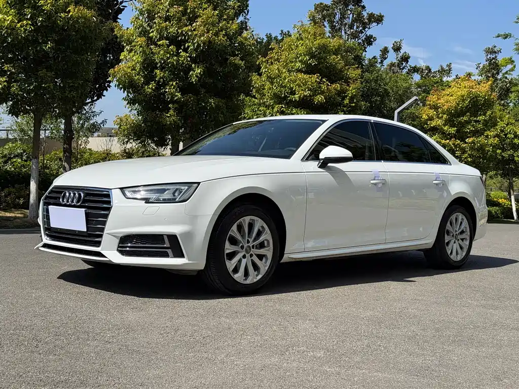 Audi A4L 2019 — фото 1