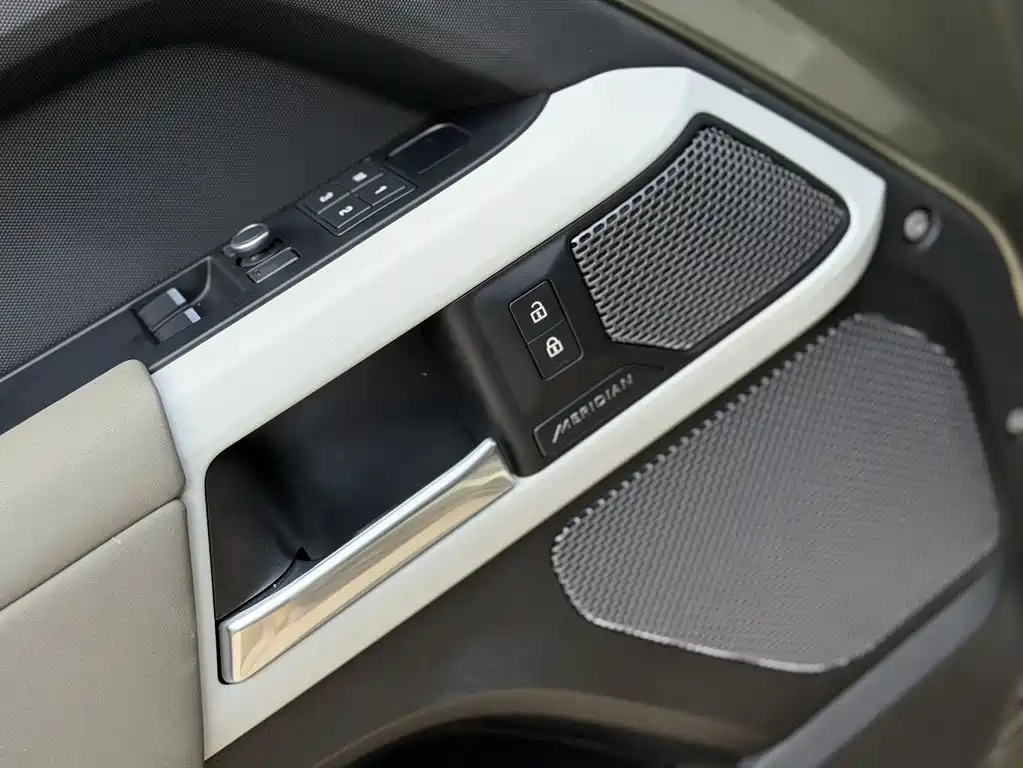 Land Rover Defender 2021