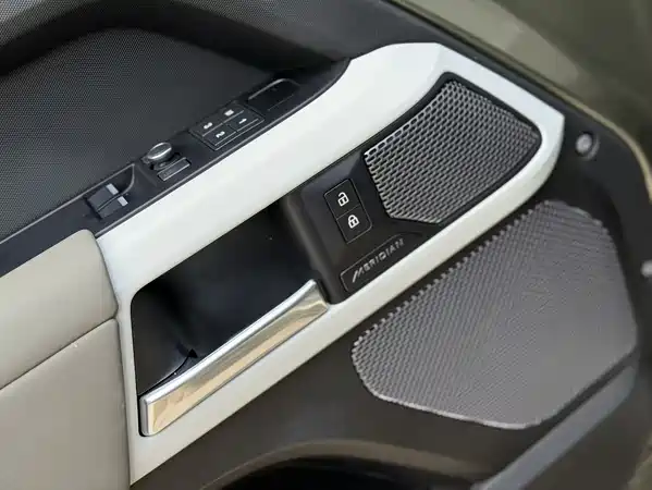 Land Rover Defender 2021