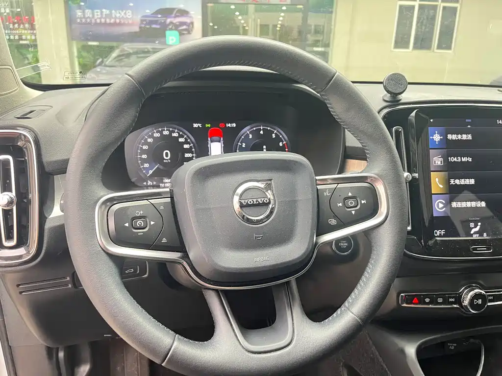Volvo XC40 2019 — фото 11