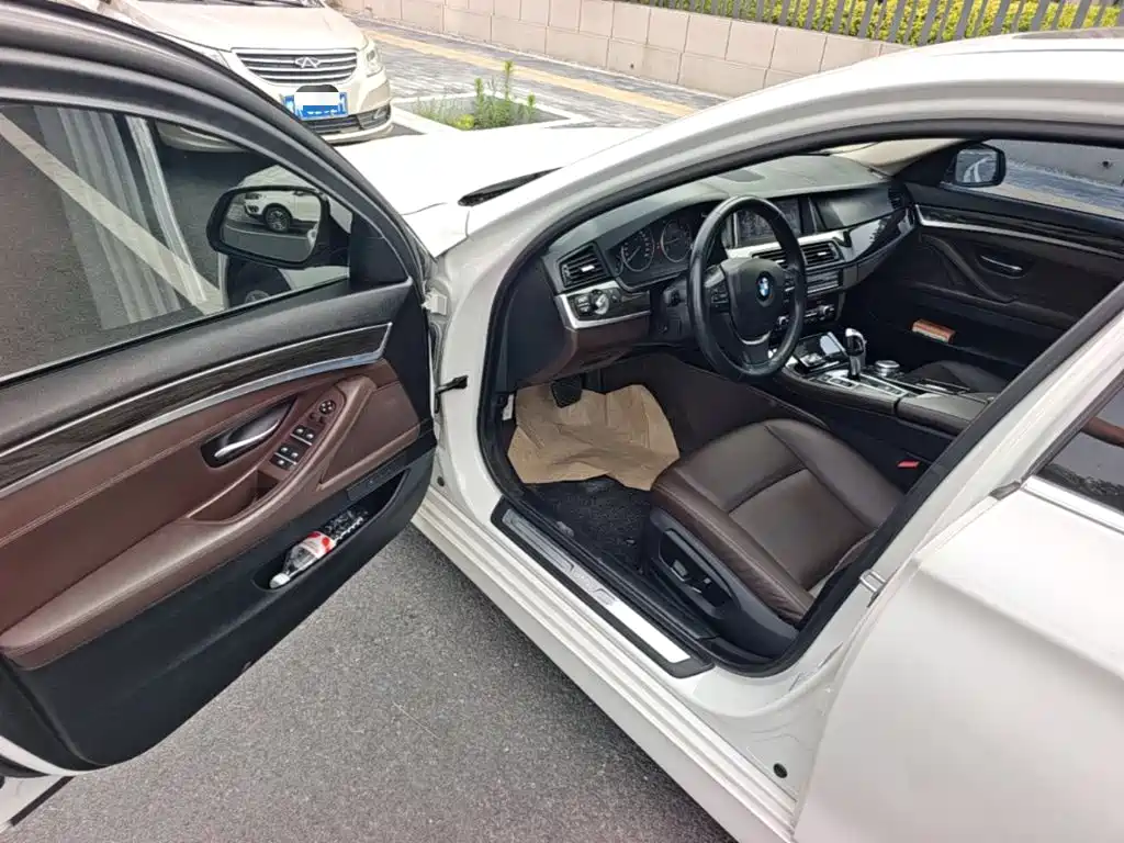 BMW 5 Series 2015 — фото 16