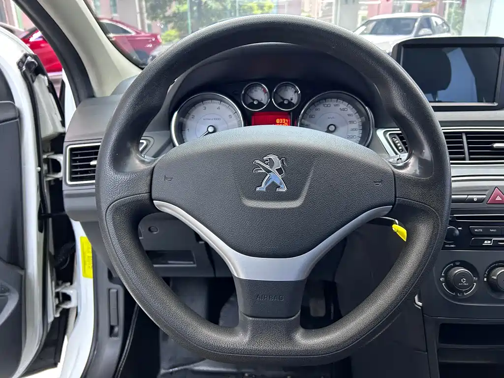 Peugeot 308 2014 — фото 16