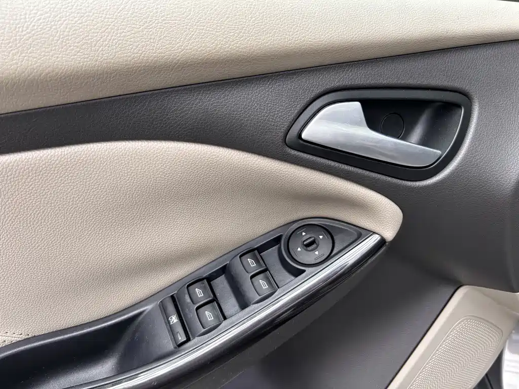 Ford Focus 2014 — фото 11