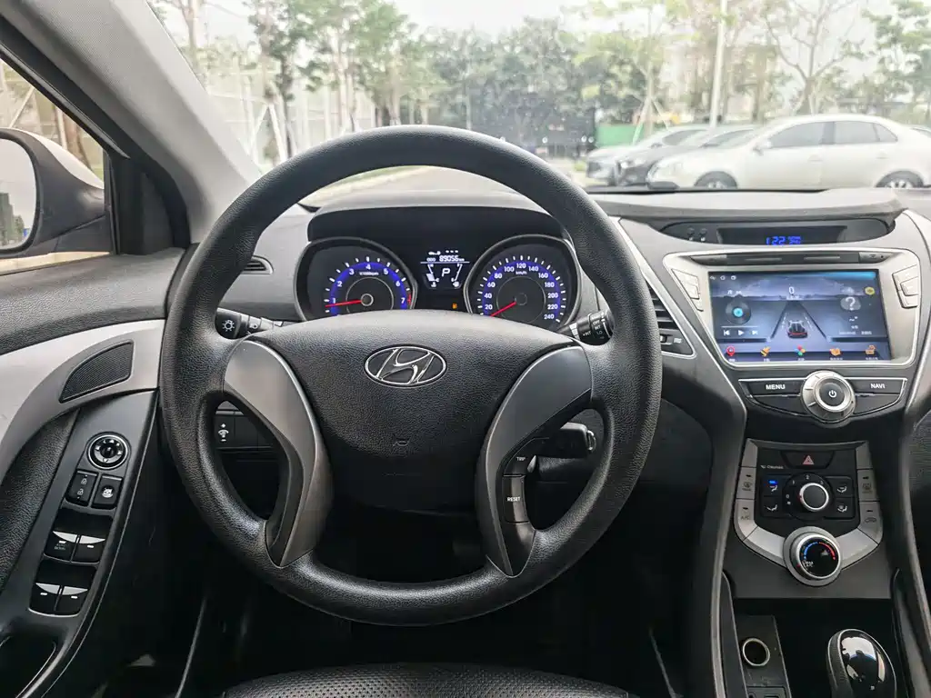 Hyundai Elantra Langdong 2017 — фото 12