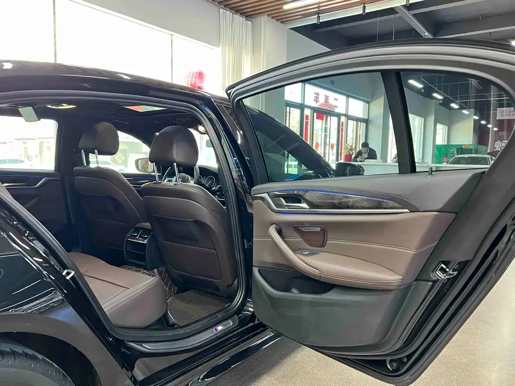 BMW 5 Series 2019 — фото 10
