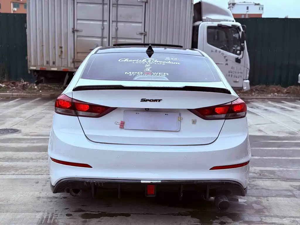 Hyundai Elantra 2017 — фото 10