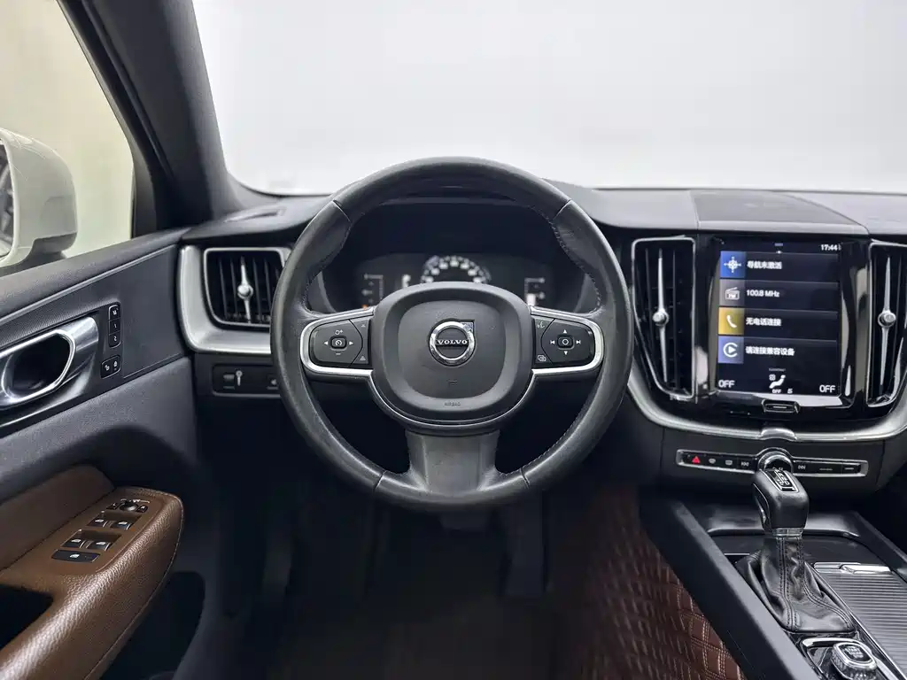 Volvo XC60 2021 — фото 12