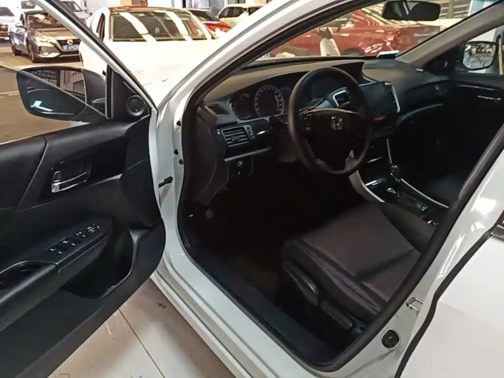 Honda Accord 2018 — фото 16