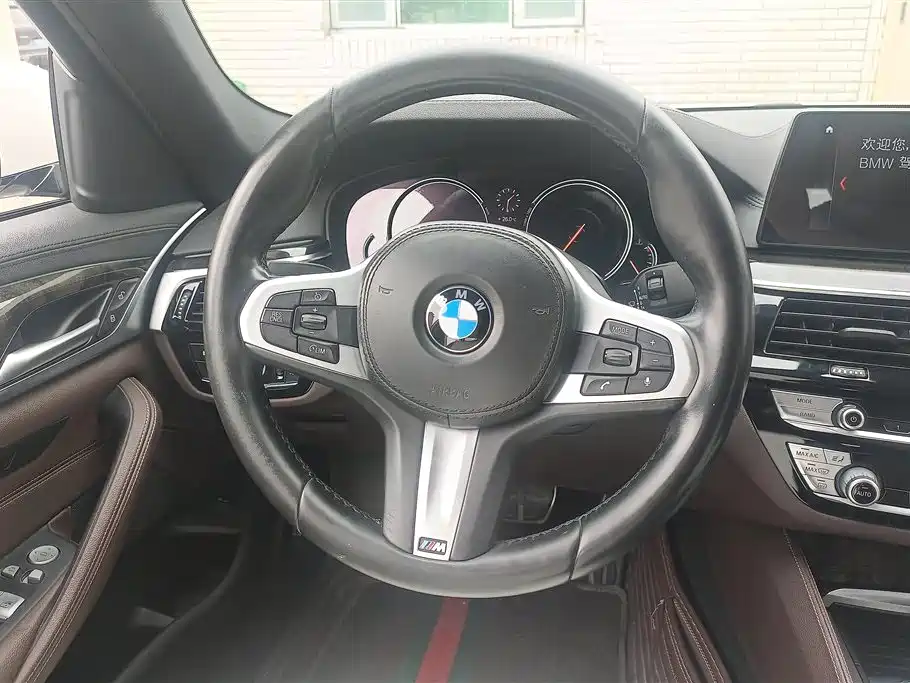 BMW 5 Series 2018 — фото 15