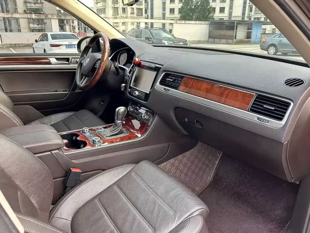 Volkswagen Touareg 2015 — фото 19