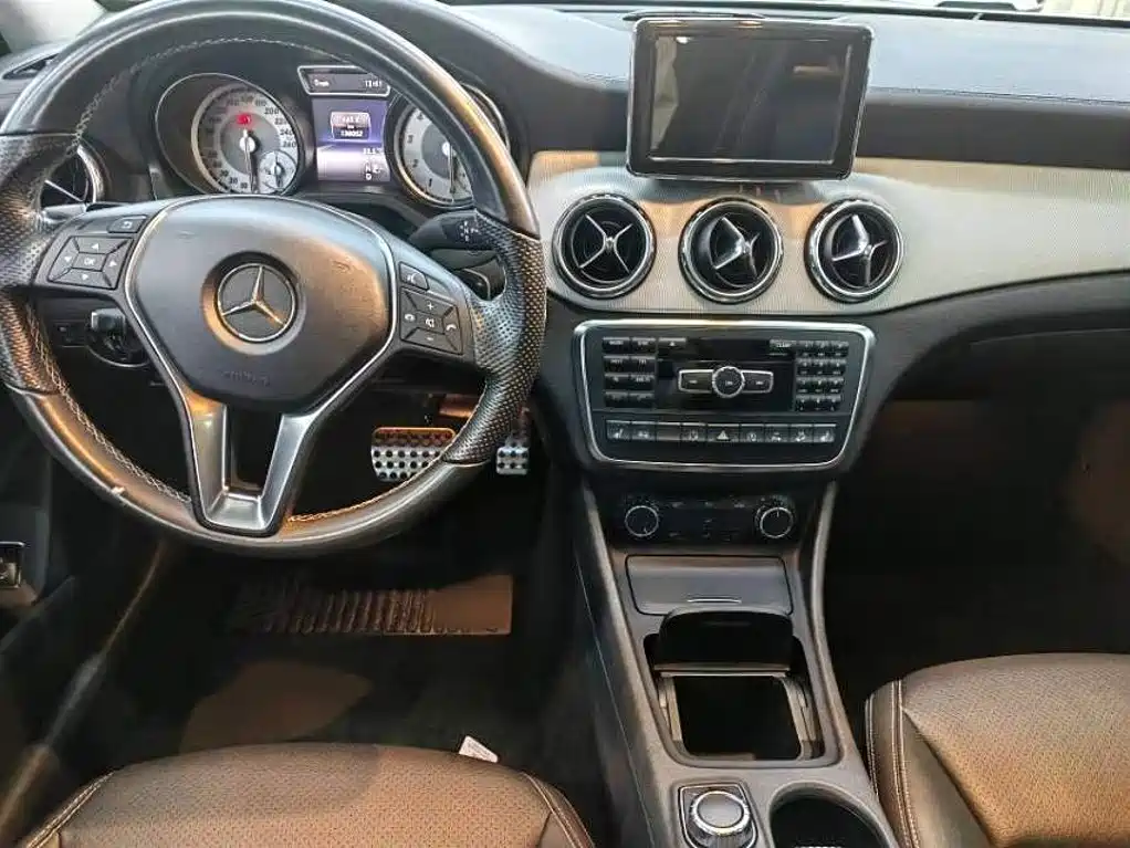 Mercedes-Benz GLA 2015 — фото 12