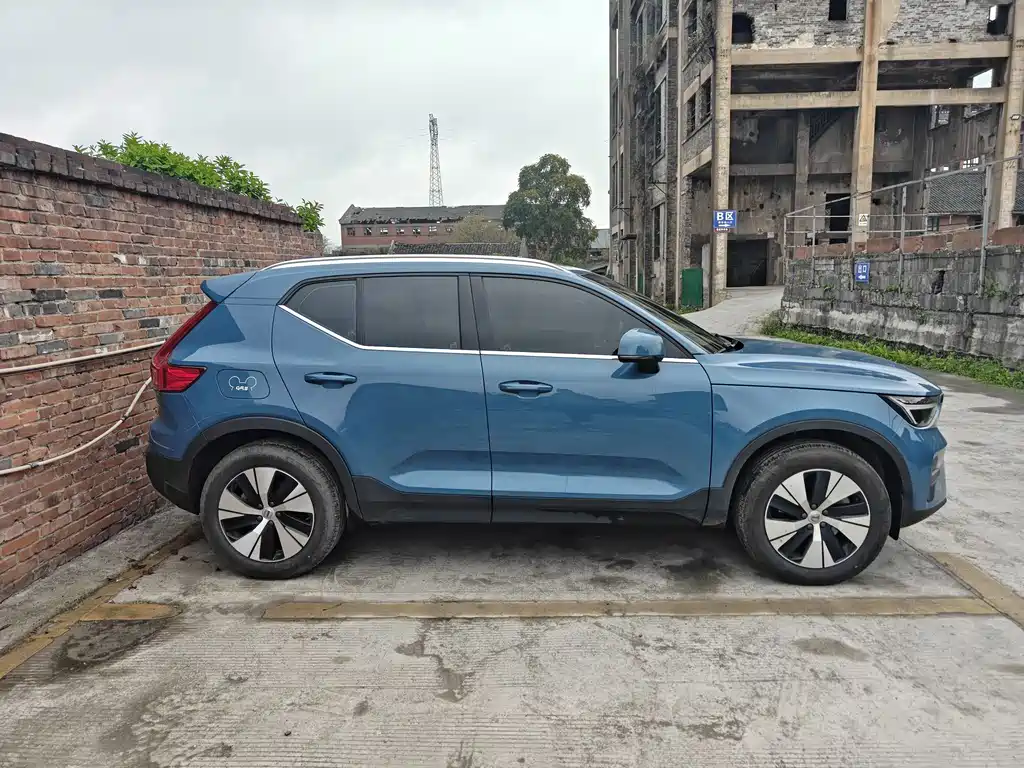 Volvo XC40 2023 — фото 2