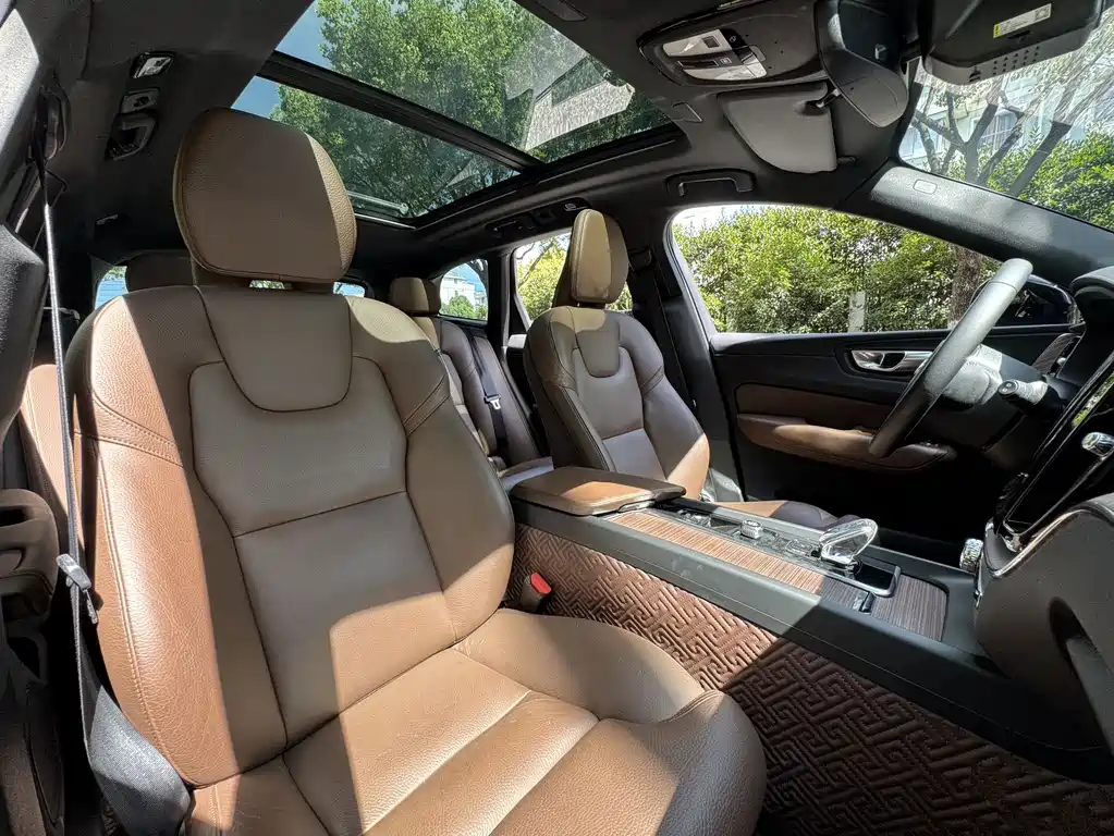 Volvo XC60 2023 — фото 16