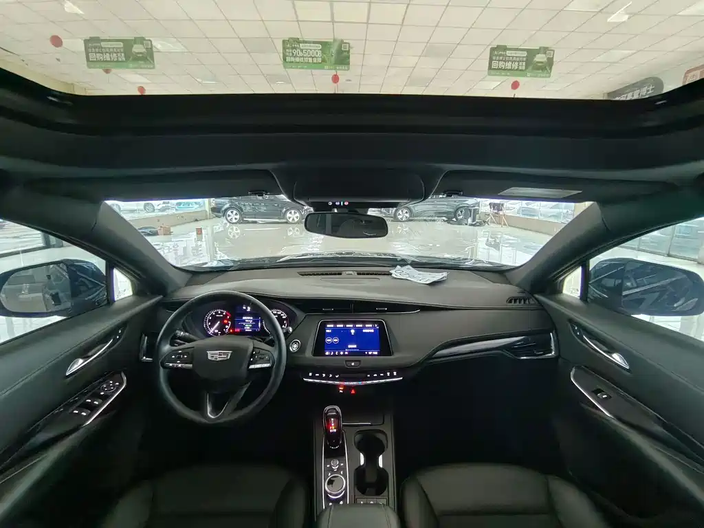 Cadillac XT4 2022 — фото 12