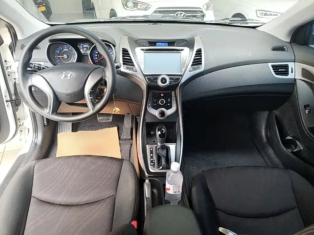 Hyundai Elantra 2016 — фото 10