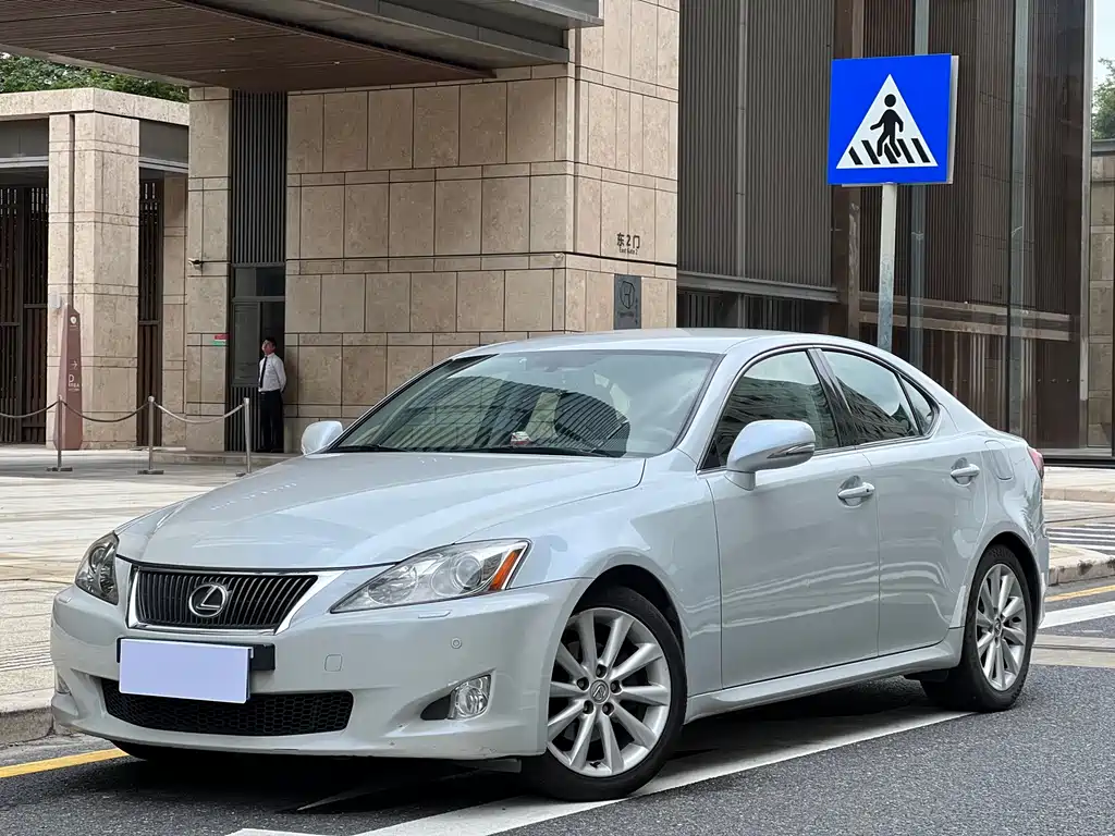 Lexus IS 2010