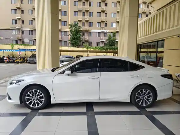 Lexus ES 2025