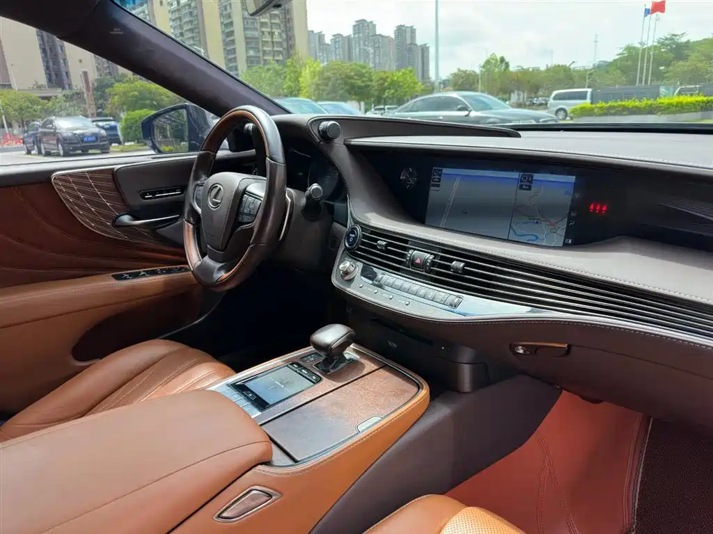 Lexus LS 2018 — фото 15