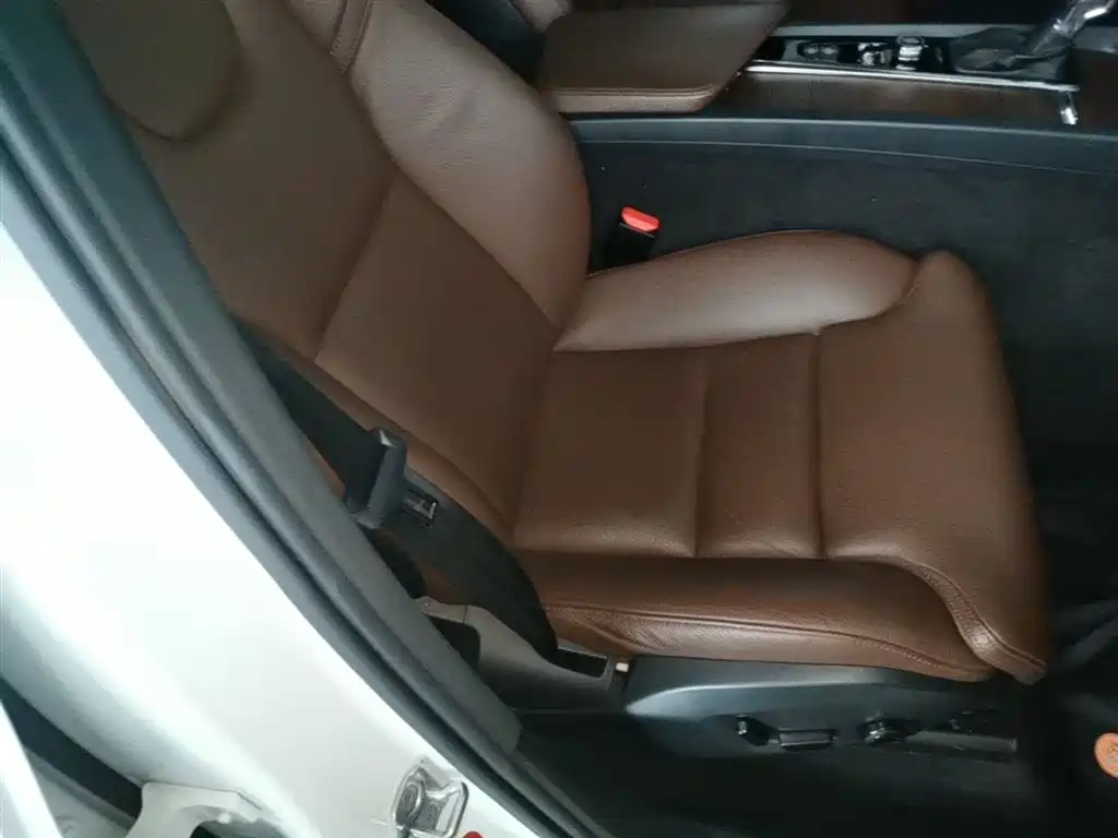 Volvo XC60 2021 — фото 25