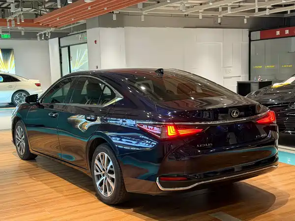 Lexus ES 2022