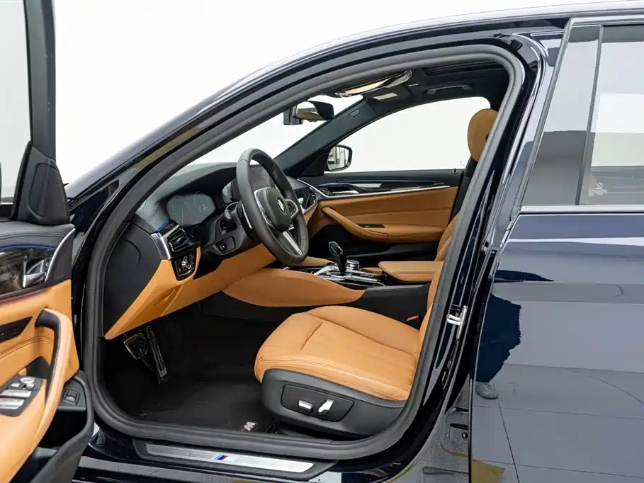 BMW 5 Series 2019 — фото 16