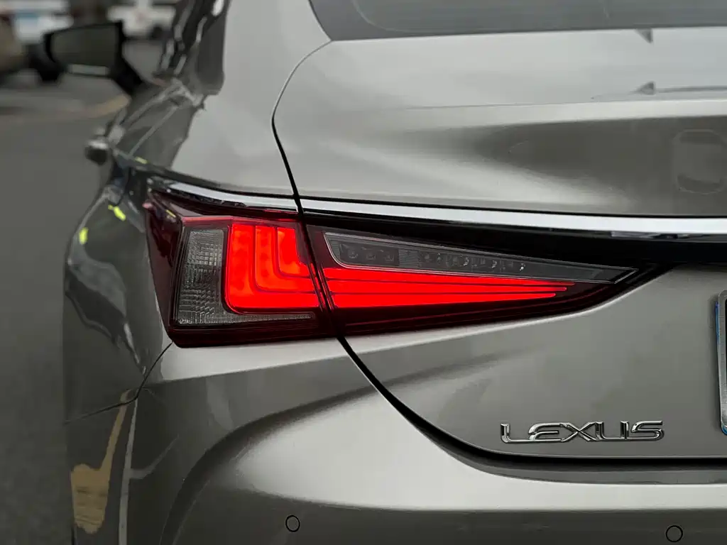 Lexus ES 2020 — фото 11