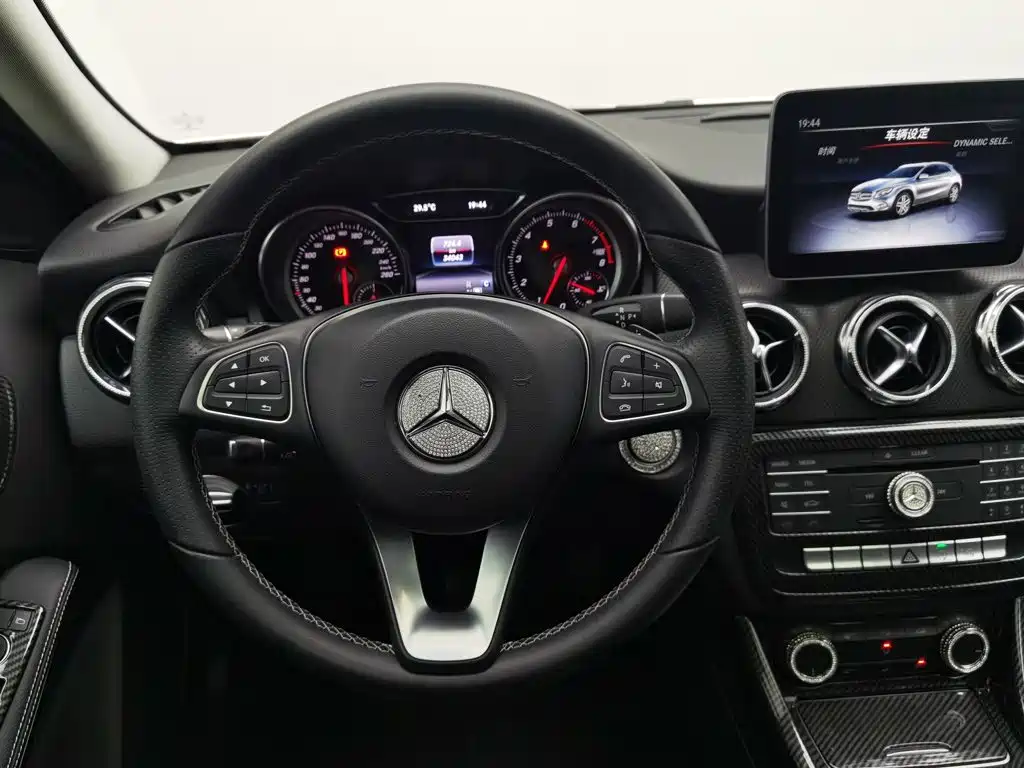 Mercedes-Benz GLA 2018 — фото 11