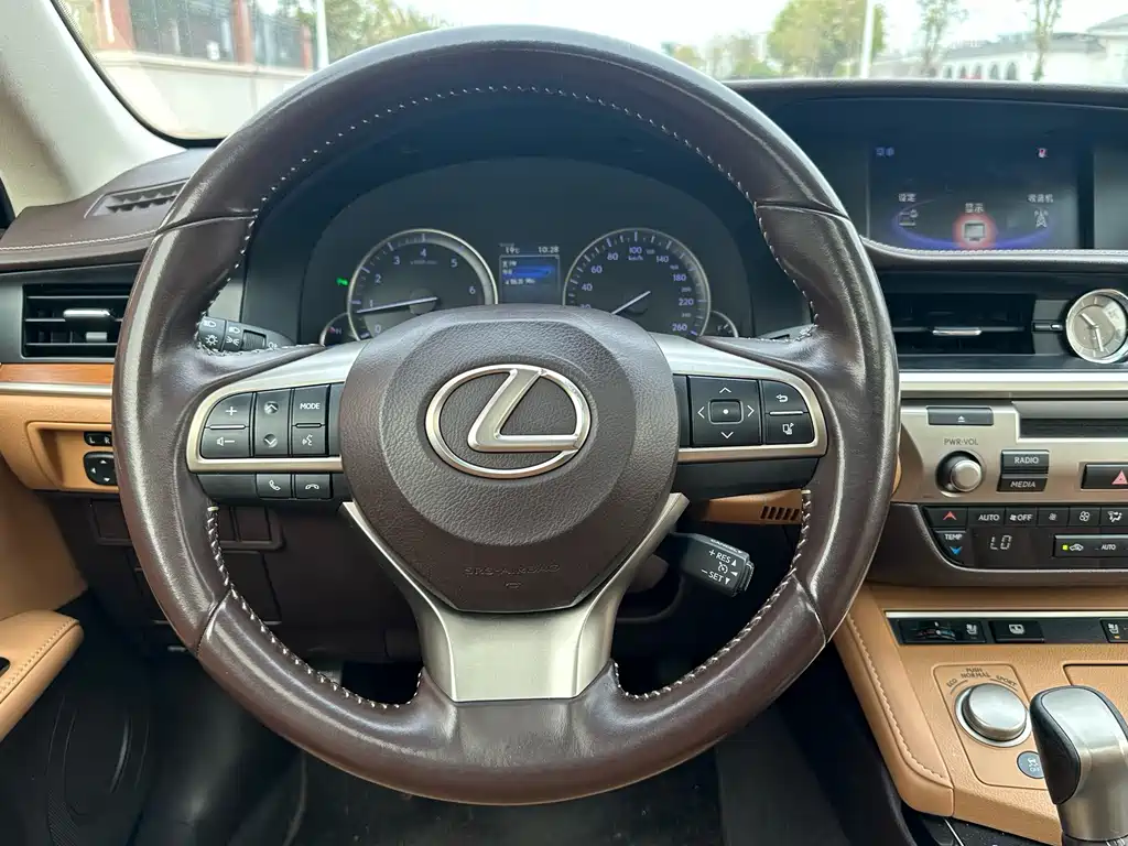 Lexus ES 2017 — фото 12