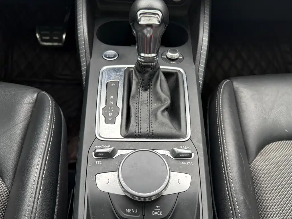 Audi Q2L e-tron 2021 — фото 14