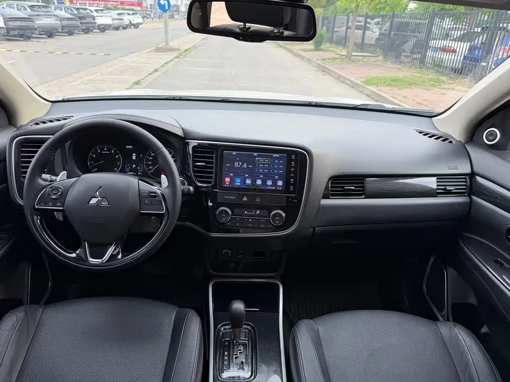 Mitsubishi Outlander 2018 — фото 17