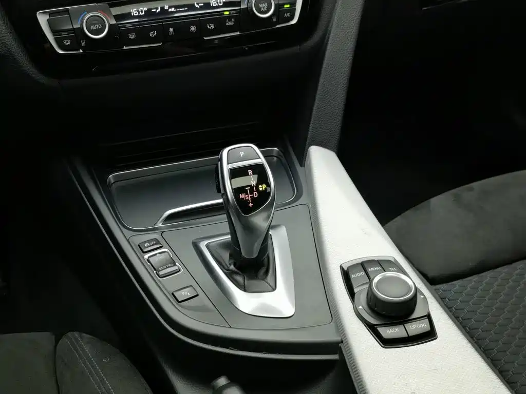 BMW 3 Series 2017 — фото 13