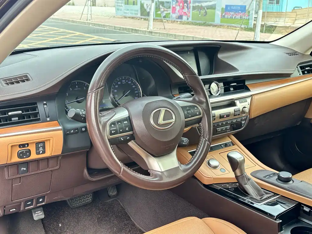 Lexus ES 2017 — фото 11