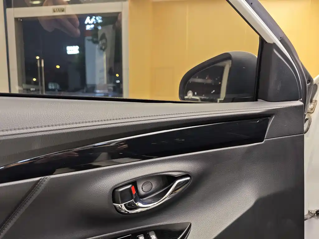 Toyota Yaris L 2020 — фото 8