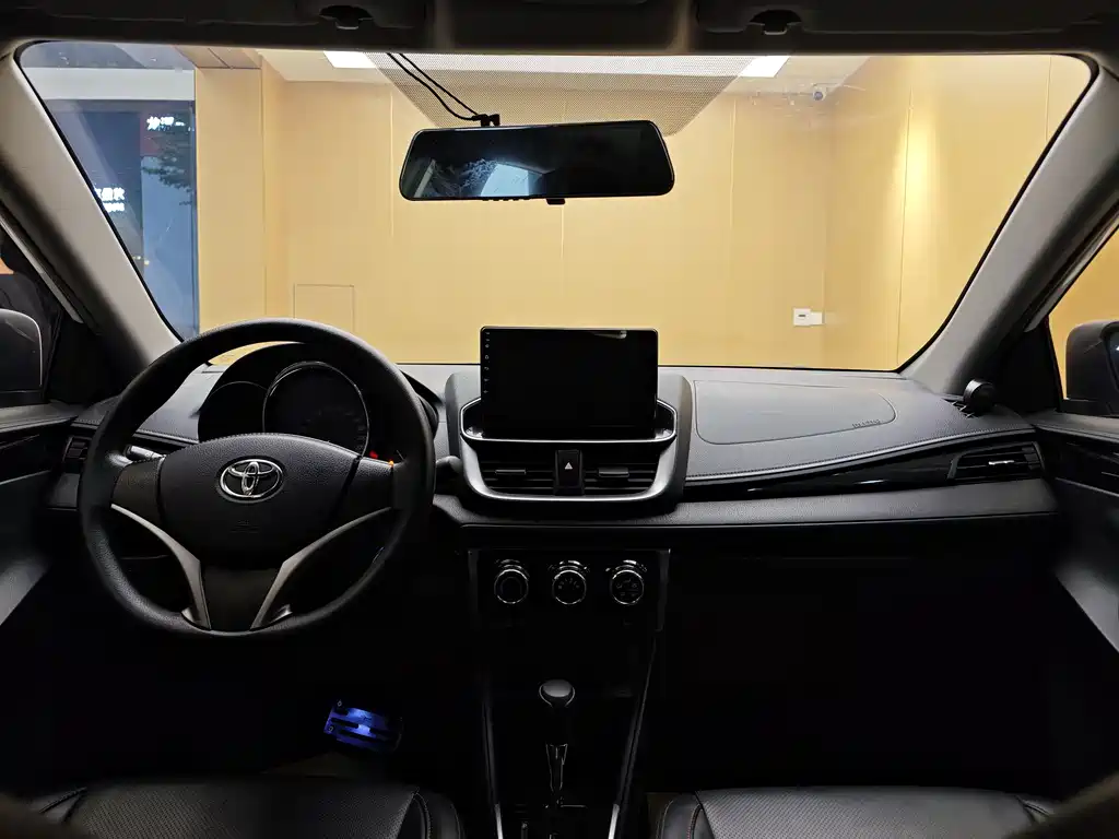 Toyota Yaris L 2020 — фото 19