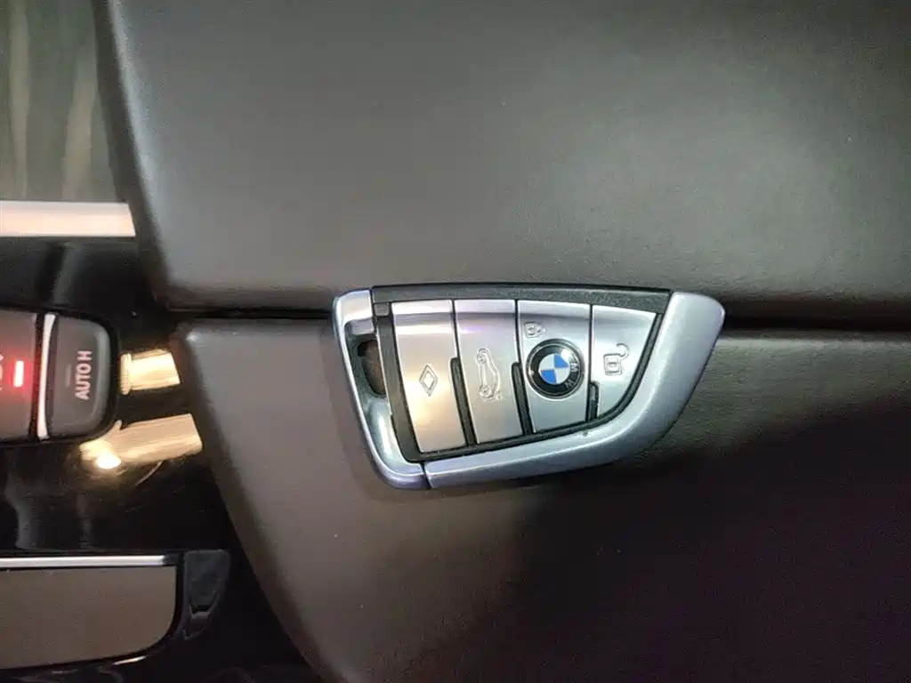 BMW 5 Series 2017 — фото 9