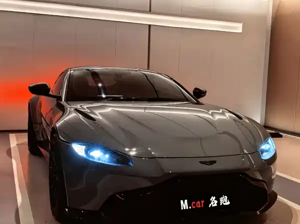 Aston Martin V8 Vantage 2021