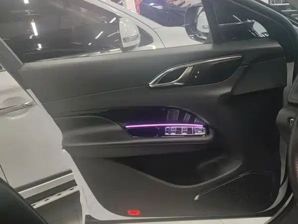 Hongqi HS3 2024