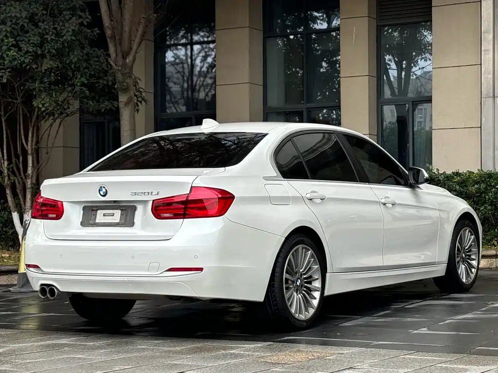 BMW 3 Series 2019 — фото 10