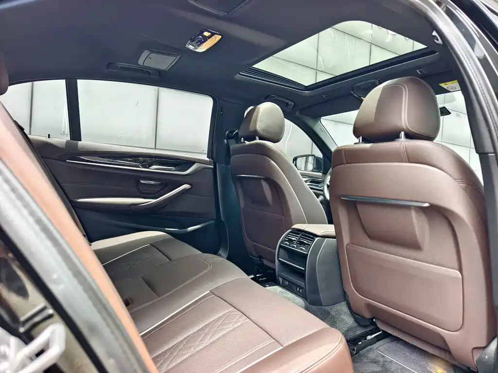 BMW 5 Series 2021 — фото 10