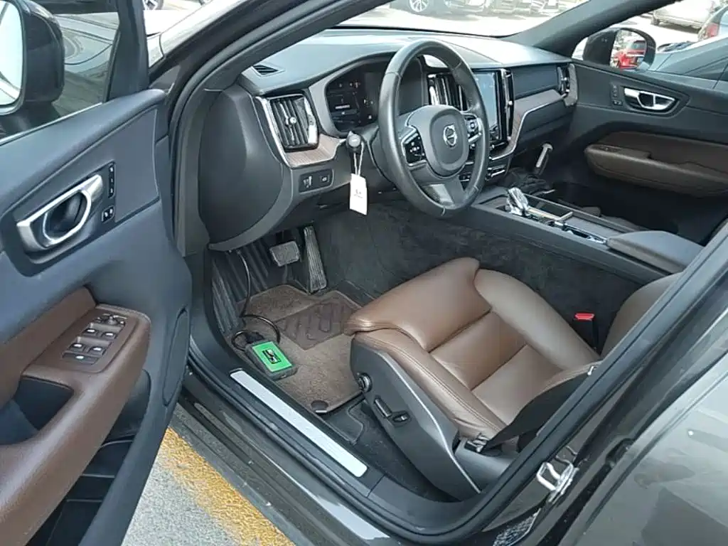 Volvo XC60 2022 — фото 16